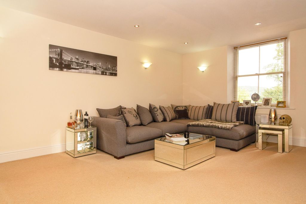 Property photo 2 of 15 Lounge