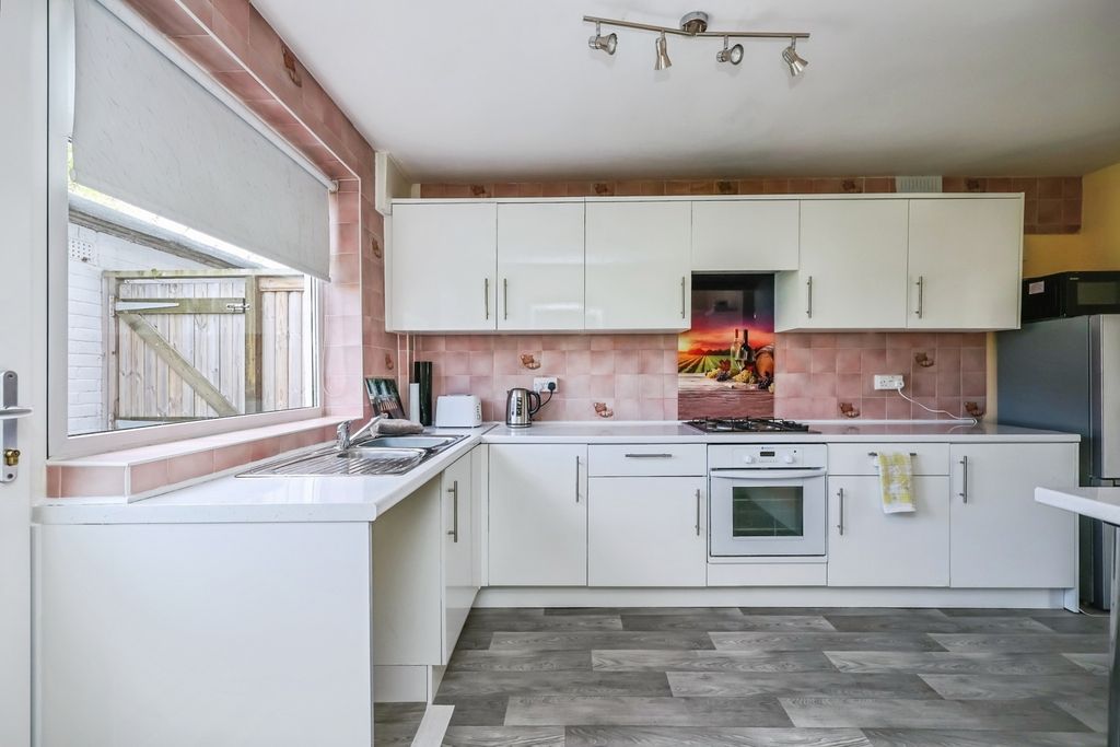 Property photo 2 of 16 Fitted Kitchen