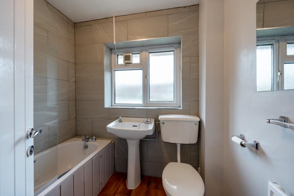 Property photo 2 of 10 Bathroom