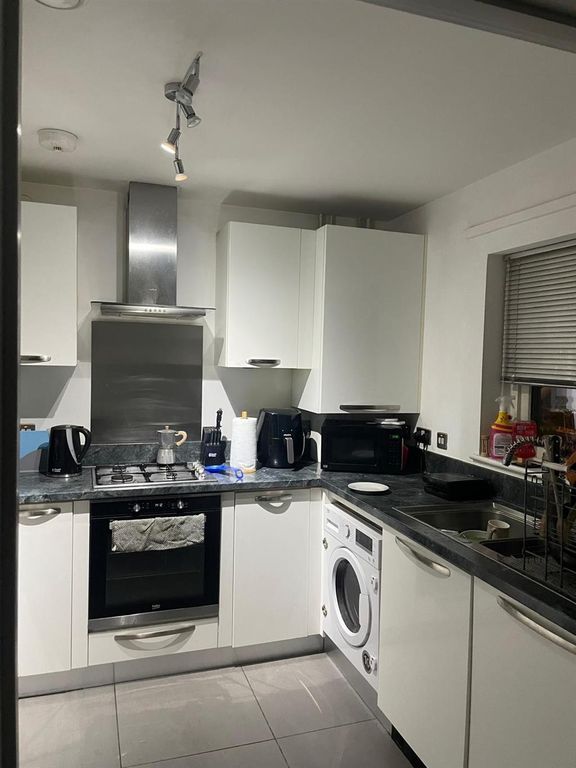 Property photo 3 of 7 Kitchen