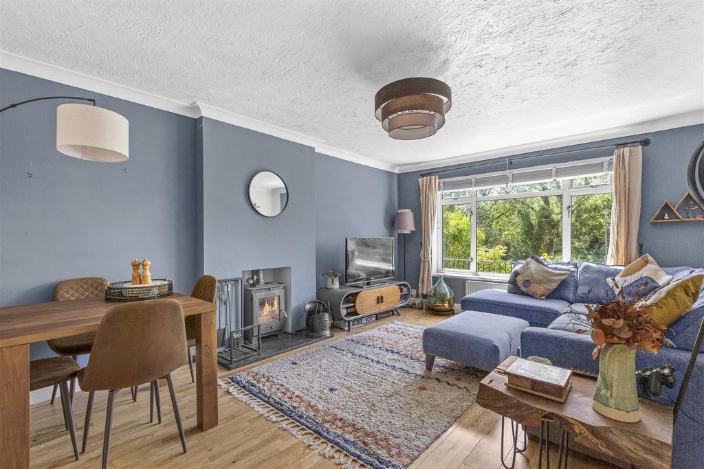 Property photo 3 of 14 9 Warwick Avenue, Hp12 4Ng-2.Jpg