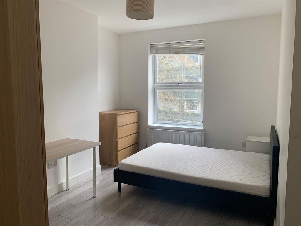 Property photo 1 of 13 Bedroom 2 Picture 2