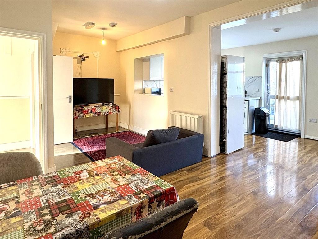 Property photo 1 of 18 Kempton Rd, E6 For Rent By Barrain London Estate A