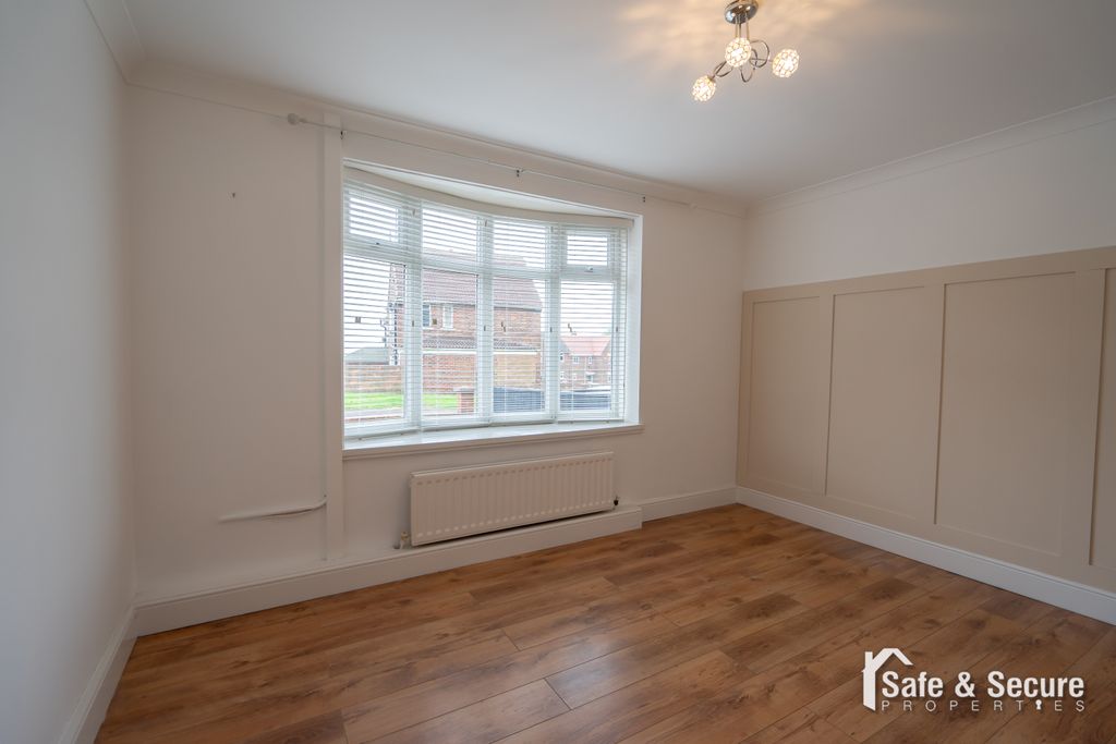 Property photo 2 of 17 Ruskin Avenue-05