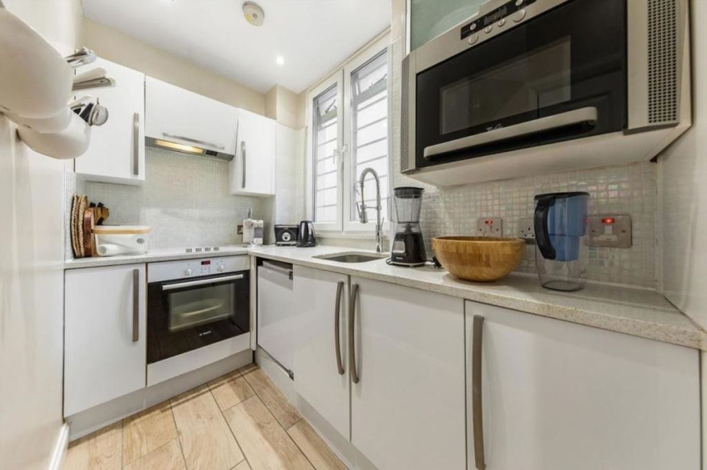 Property photo 2 of 9 Kitchen