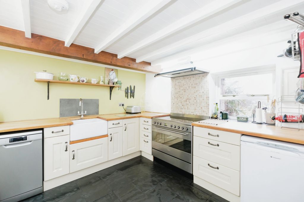 Property photo 2 of 31