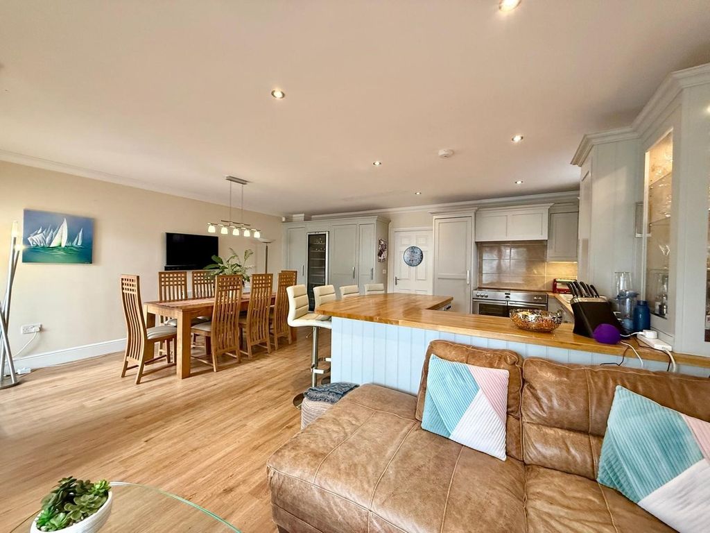 Property photo 3 of 32