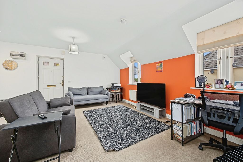 Property photo 3 of 11 Lounge