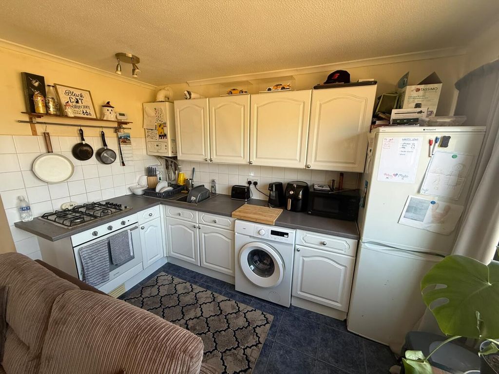 Property photo 2 of 6 Kitchen