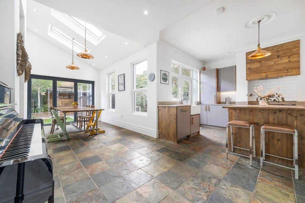 Property photo 1 of 17 Kitchen (4).Jpg