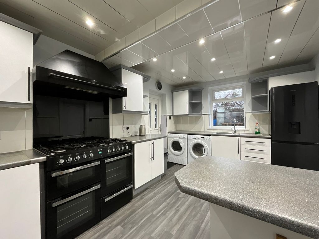 Property photo 2 of 16 4706303