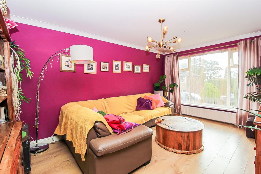 Property photo 3 of 8 Lounge