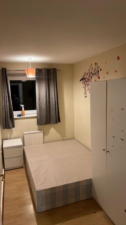 Property photo 1 of 12 Four Bedroom Family House With Two Bathrooms- Â£2850