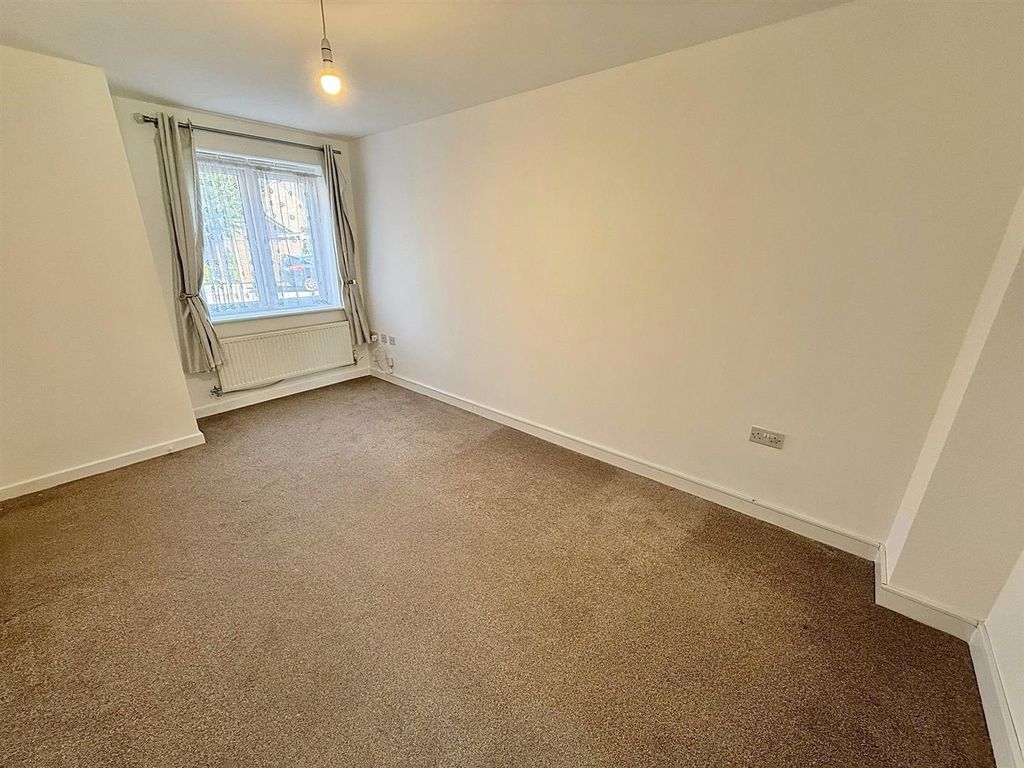 Property photo 3 of 12 Lounge.Jpg