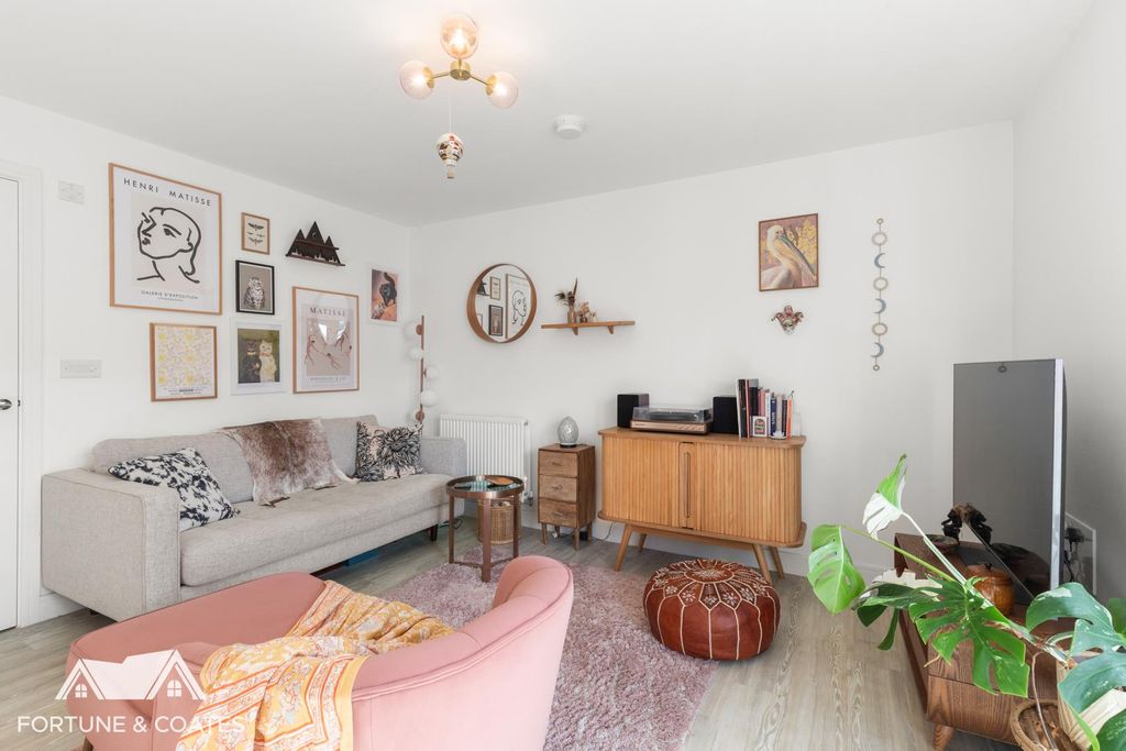 Property photo 2 of 14 Dunnockroad_15.Jpg