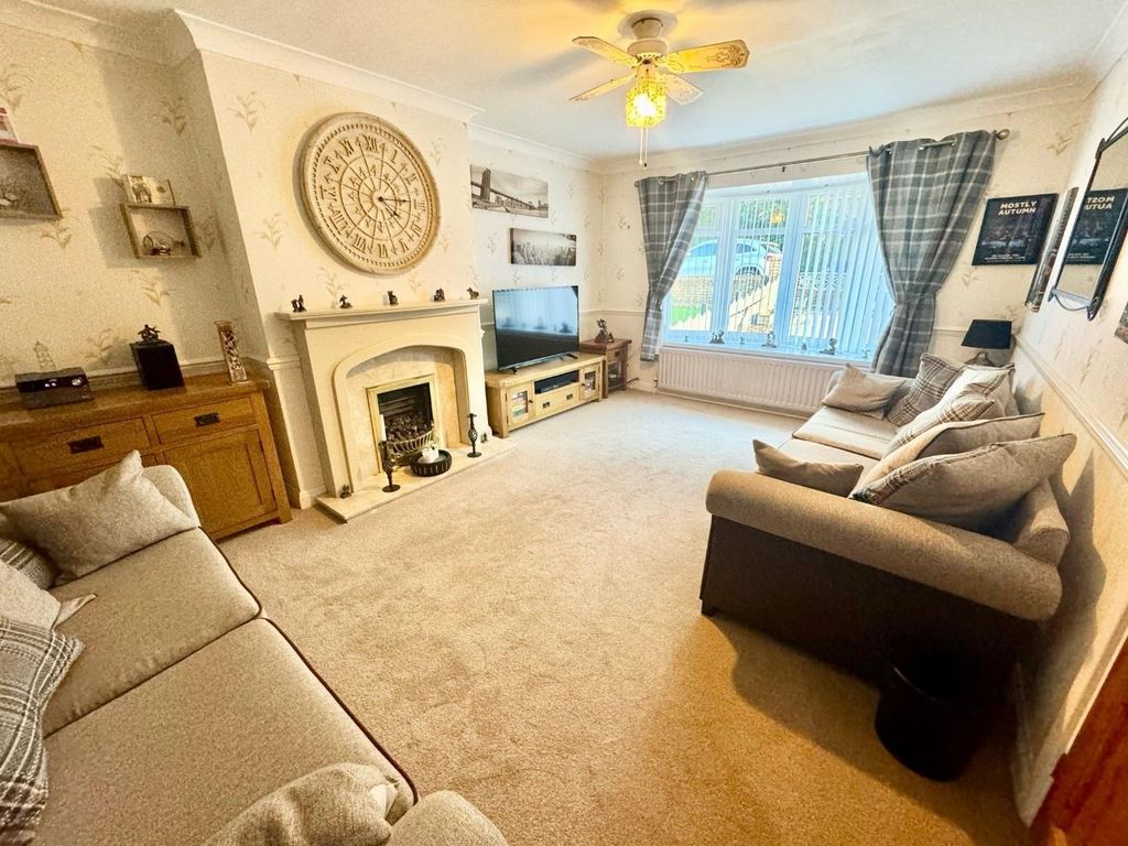 Property photo 2 of 10 Lounge