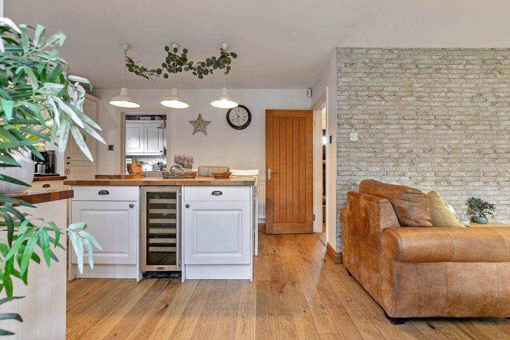 Property photo 3 of 26 Kitchen/Breakfast Room