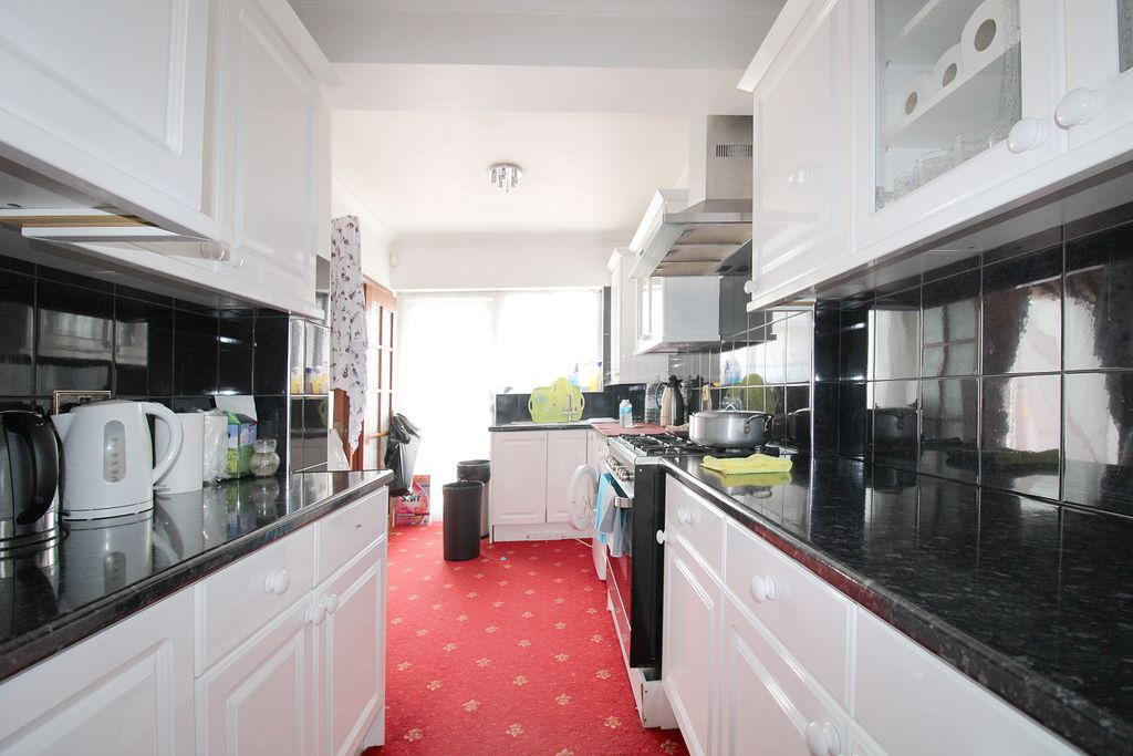Property photo 2 of 6 Kitchen