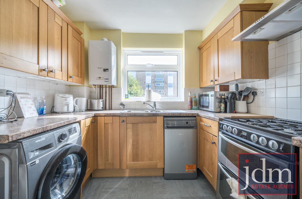 Property photo 3 of 12 Aeec900c-8d24-45A...
