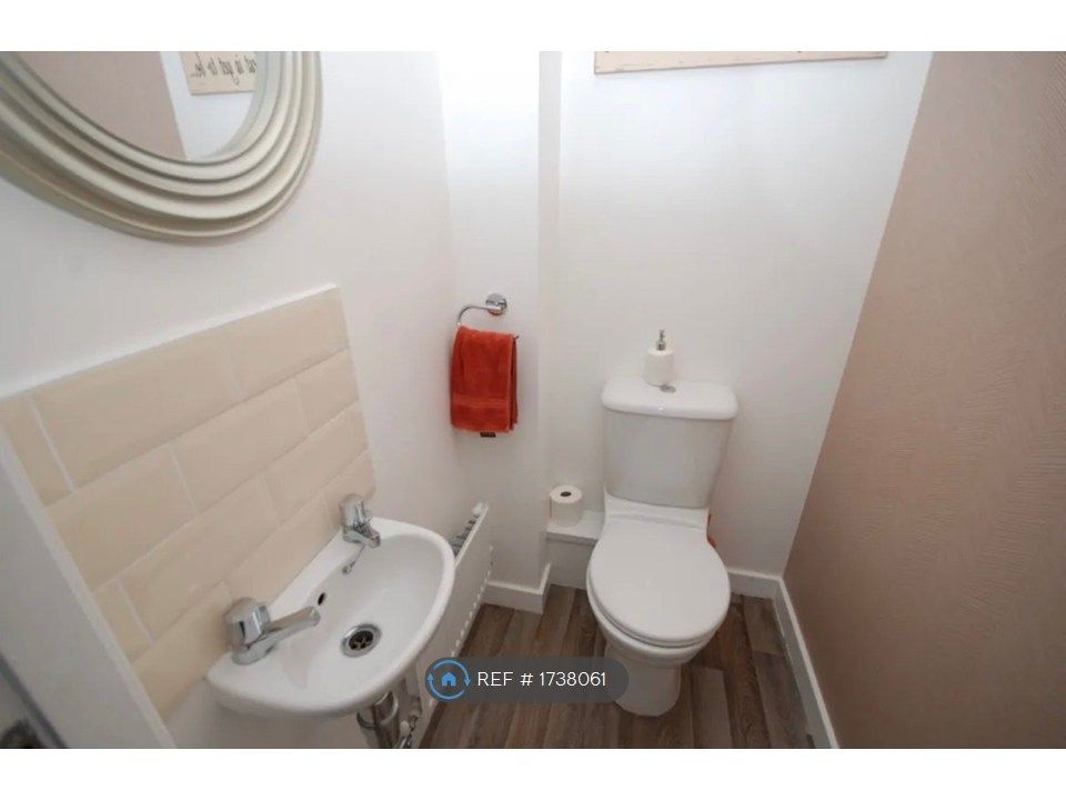 Property photo 3 of 12 Lobby Wc