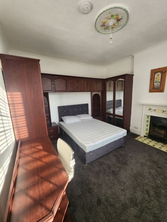 Property photo 1 of 9 Bright, Well-Appointed Double Bedroom With A Comfo...