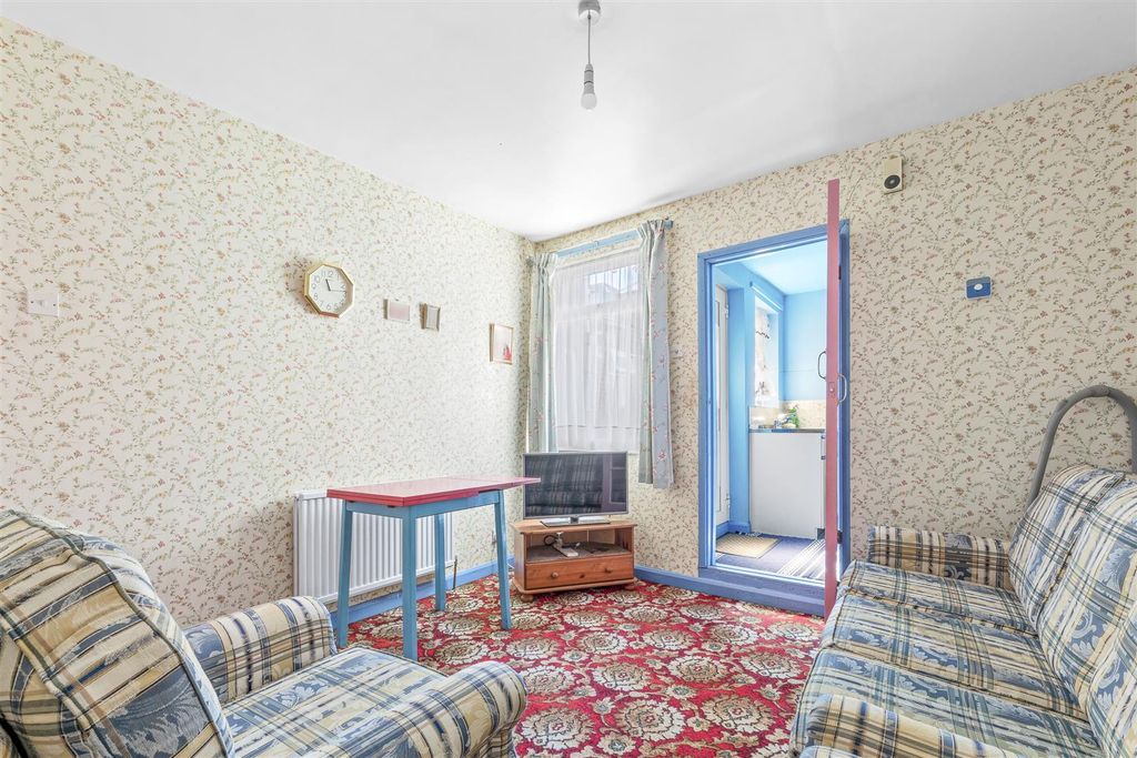 Property photo 3 of 13 23 Upper Green Street, Hp11 2Rb-3.Jpg