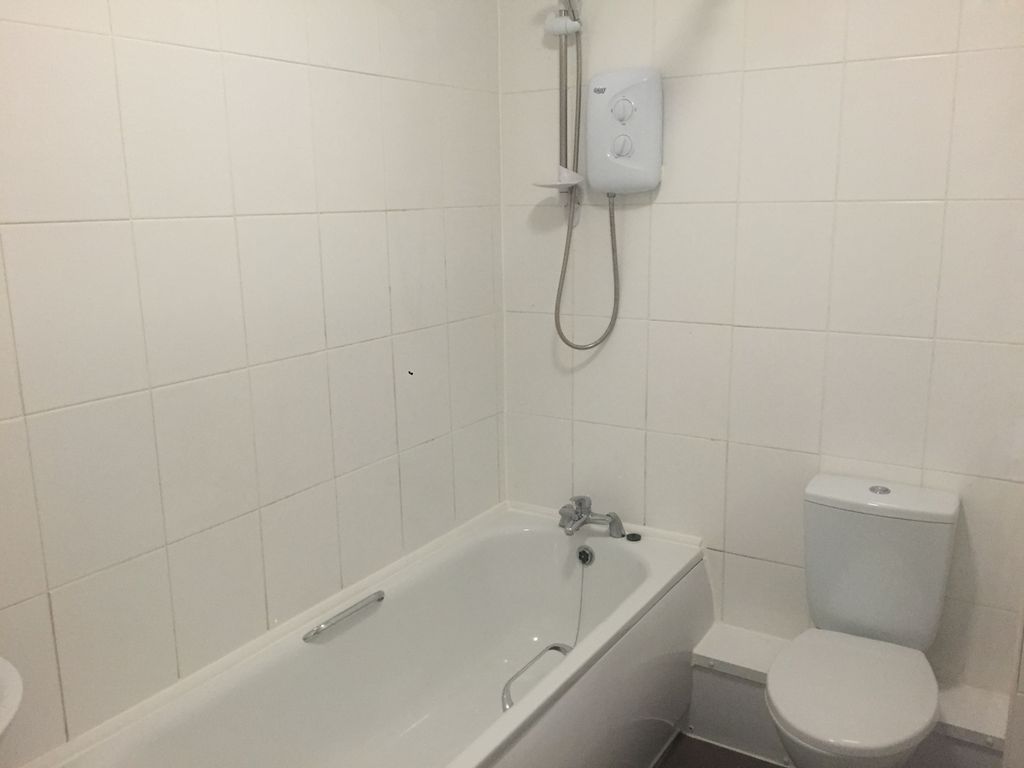 Property photo 3 of 9 Bathroom