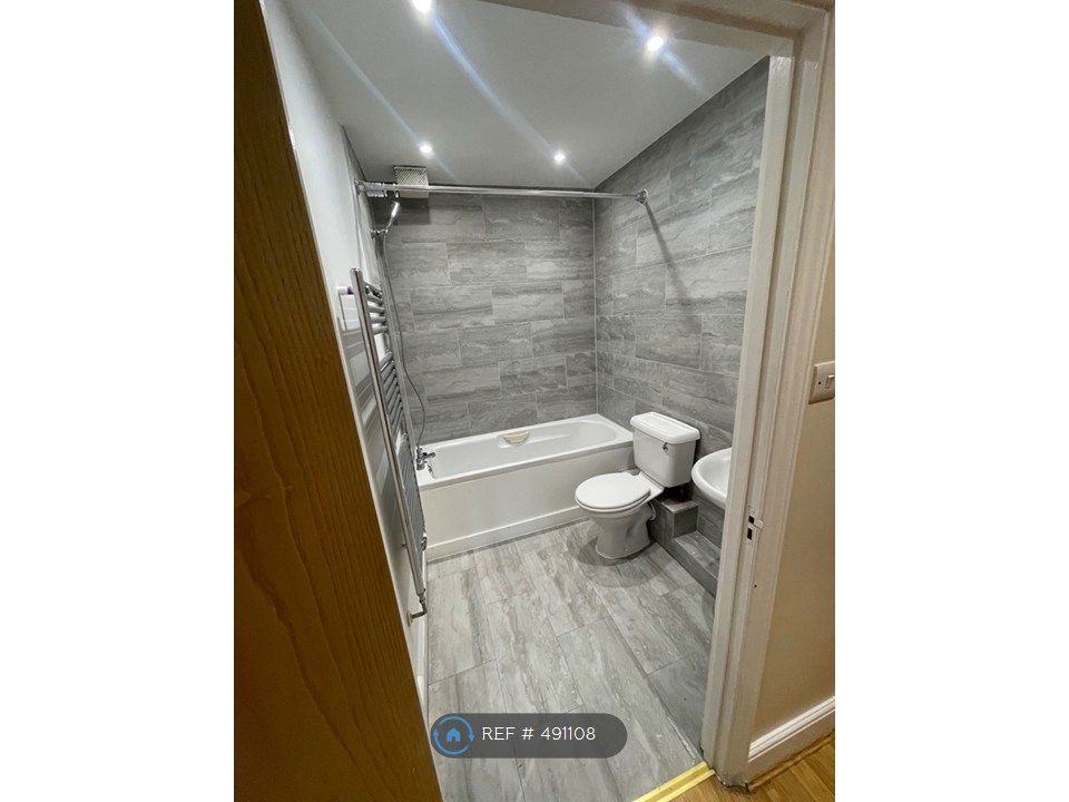 Property photo 3 of 12 Bathroom 1