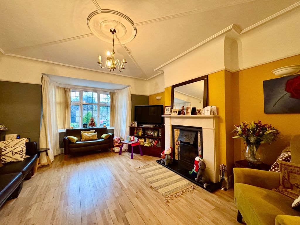 Property photo 3 of 19 Lounge