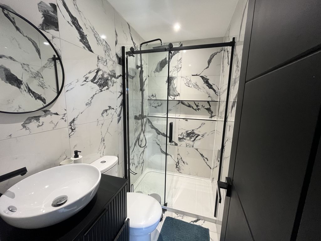 Property photo 3 of 9 Room 4 Ensuite