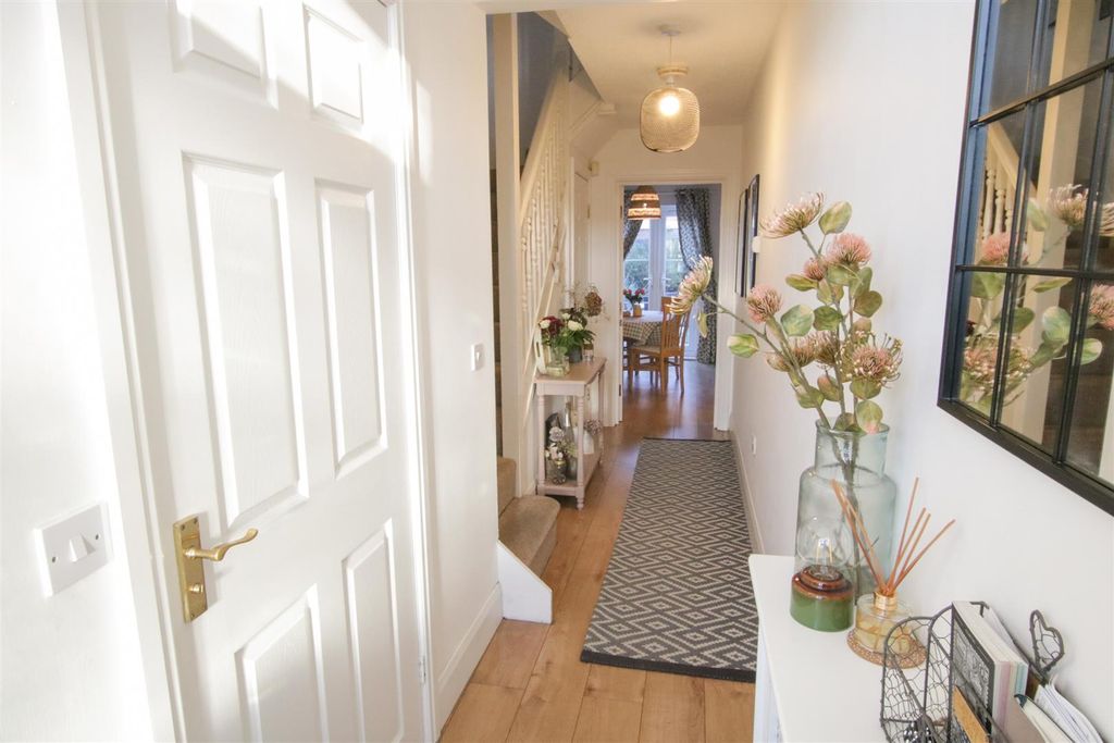 Property photo 3 of 26 Entrance Hall