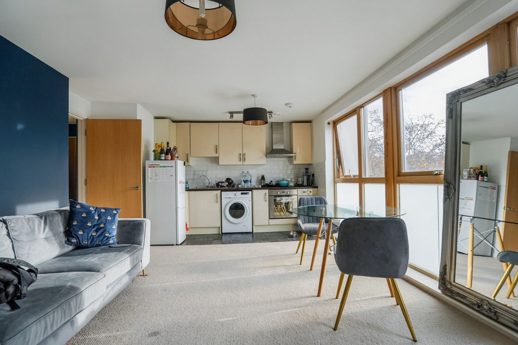 Property photo 2 of 13 Flat 18 Estreham House, 12 Streatham Place, London, Sw2 4Pz