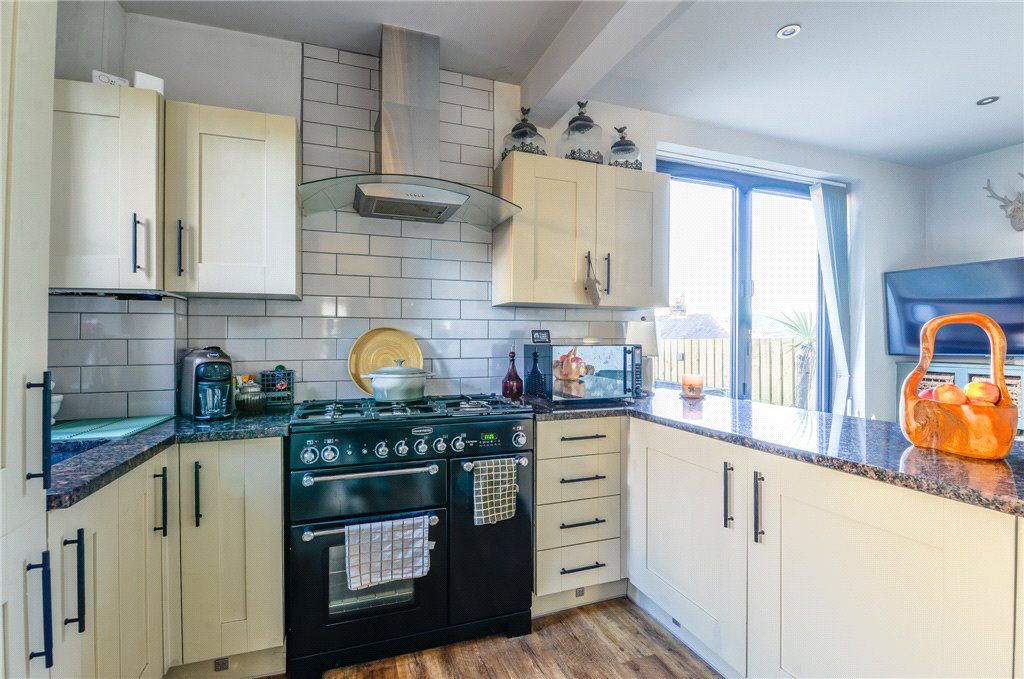 Property photo 3 of 27 Dining Kitchen