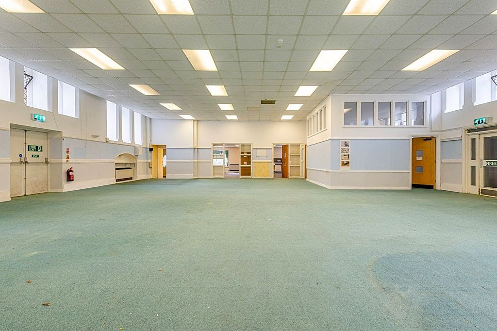 Property photo 3 of 5 Hall E.Jpeg