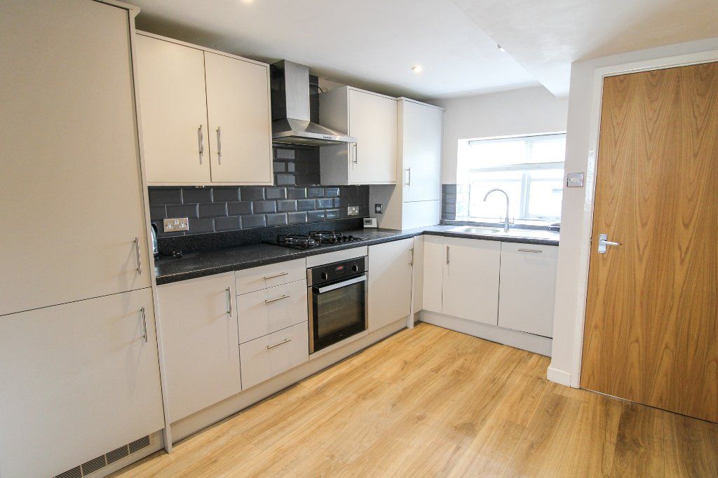Property photo 3 of 10 Kitchen