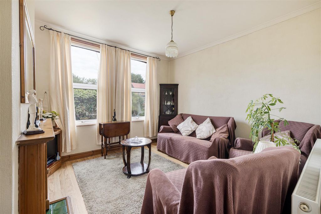 Property photo 2 of 21 Brettenham Road, E17