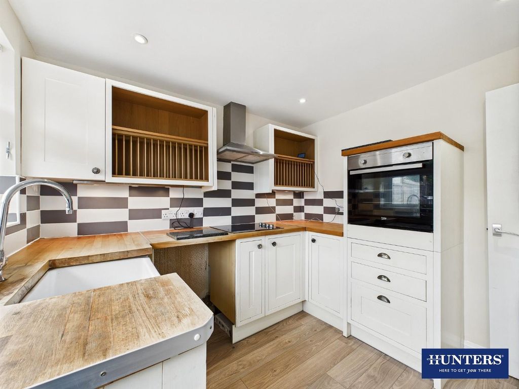 Property photo 2 of 10 Kitchen