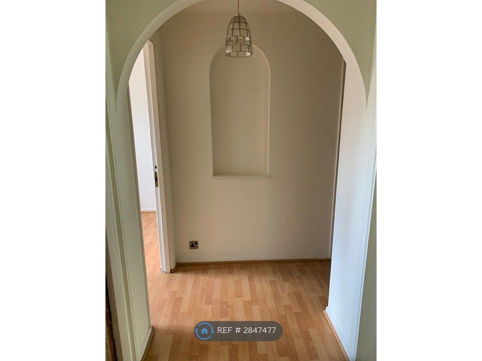 Property photo 3 of 11 Hallway