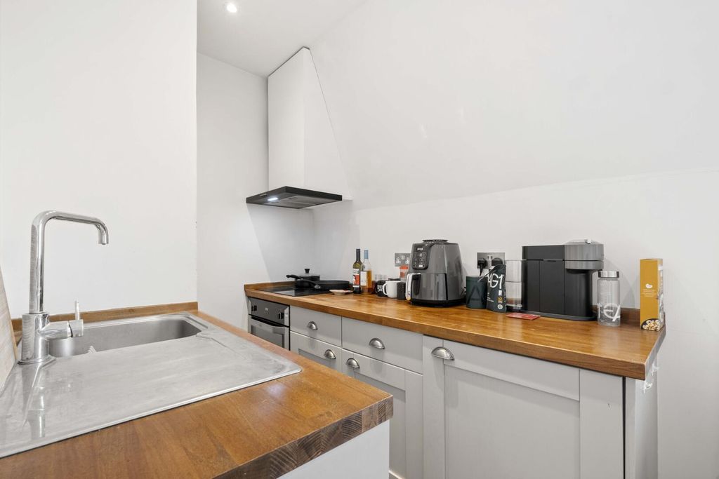 Property photo 2 of 7 Kitchen