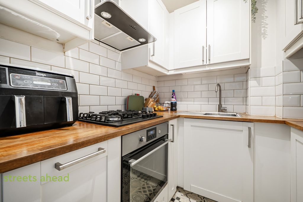Property photo 2 of 20 9A27Abd6-E5E4-4F6...