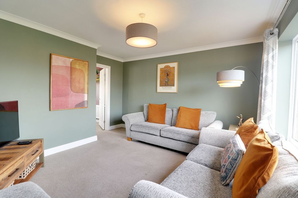 Property photo 3 of 17 Lounge