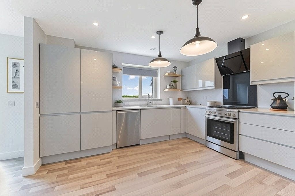 Property photo 2 of 11 Kitchen