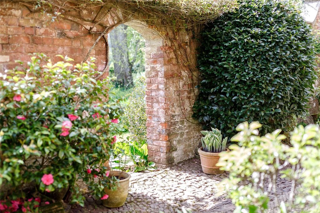 Property photo 2 of 23 Gardens