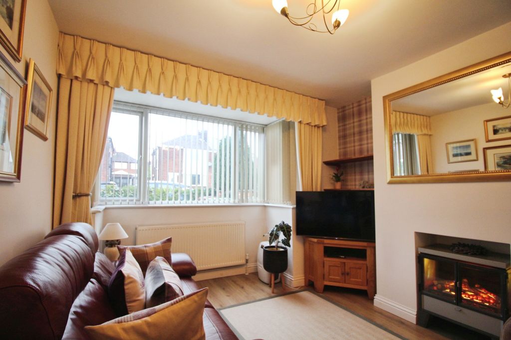 Property photo 2 of 17 Lounge