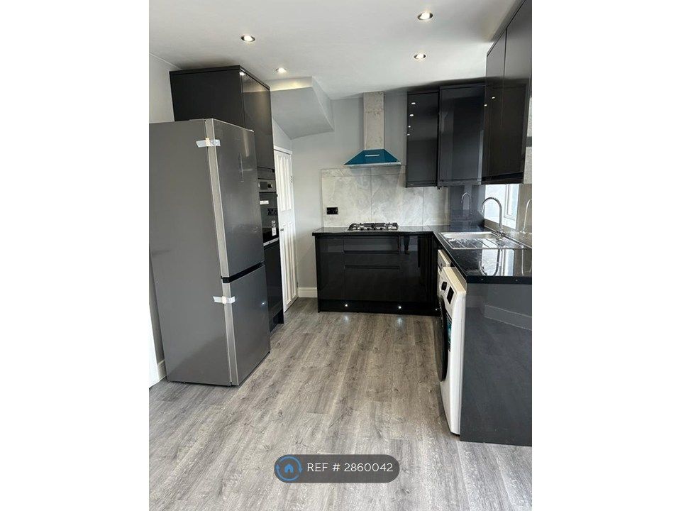 Property photo 3 of 11 Kitchen