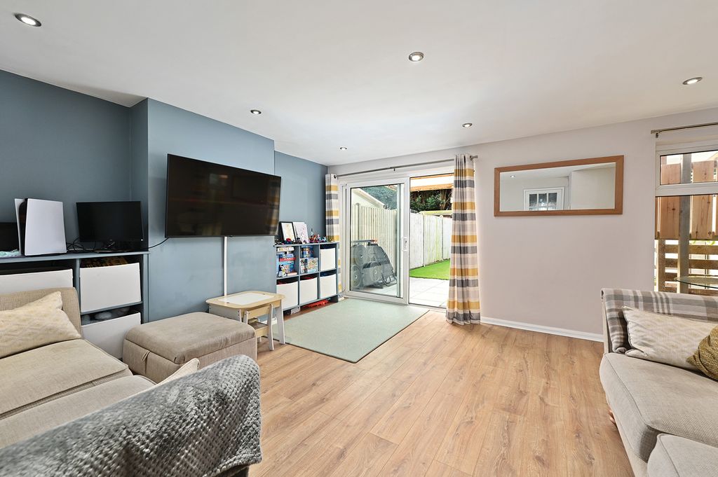 Property photo 3 of 13 8-Oak-Farm-Close (10)