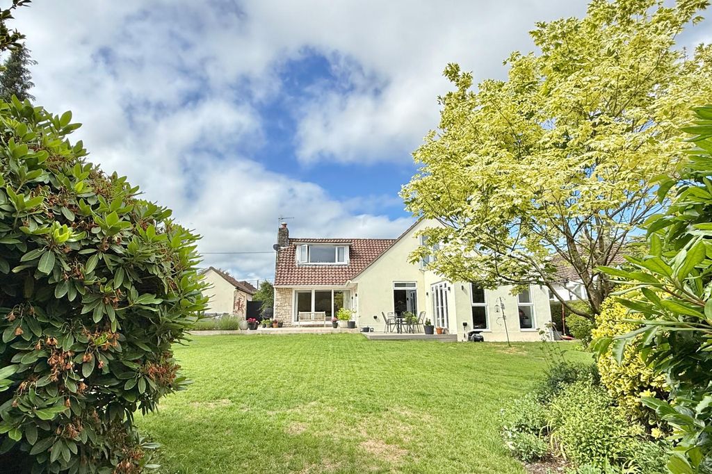 Property photo 1 of 27 4 Bedroom Detached Chalet