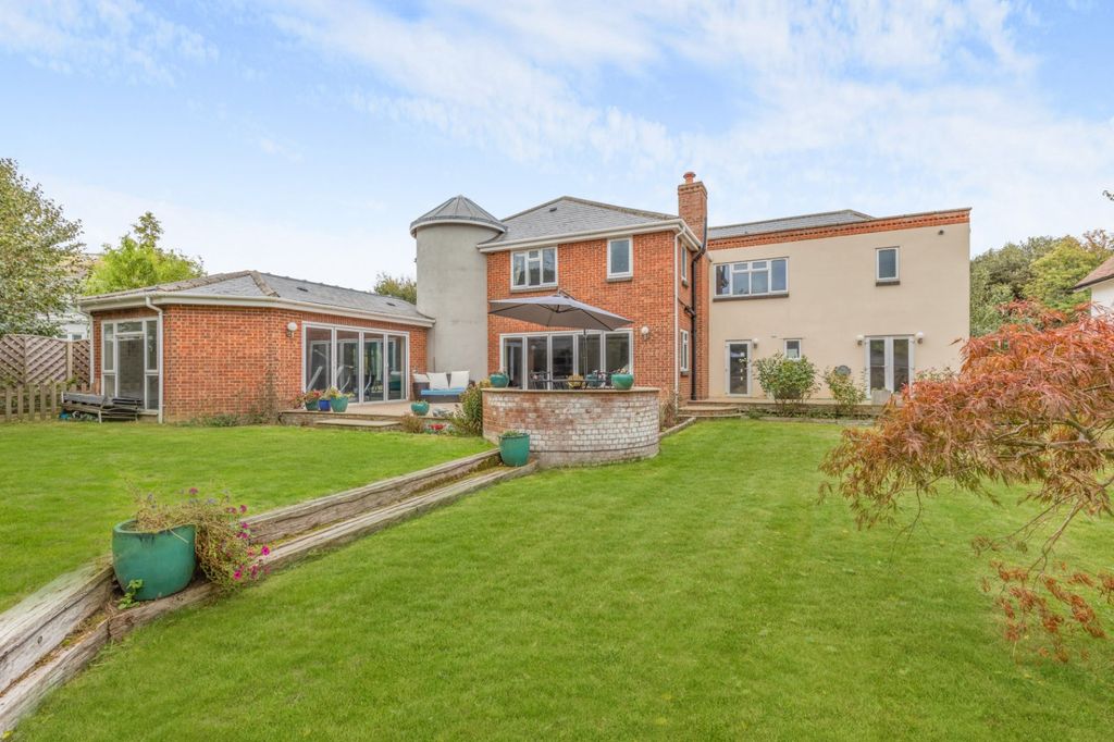 Property photo 2 of 23 Garden