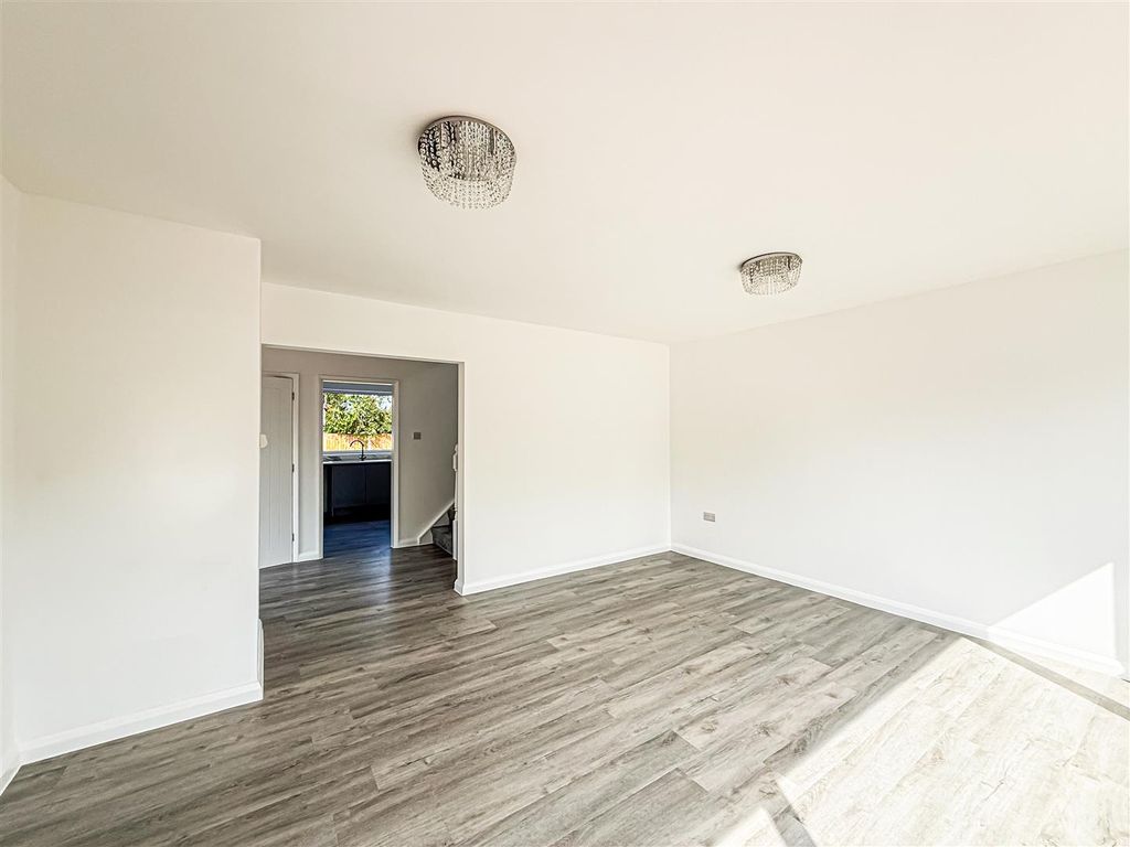 Property photo 3 of 13 Lounge