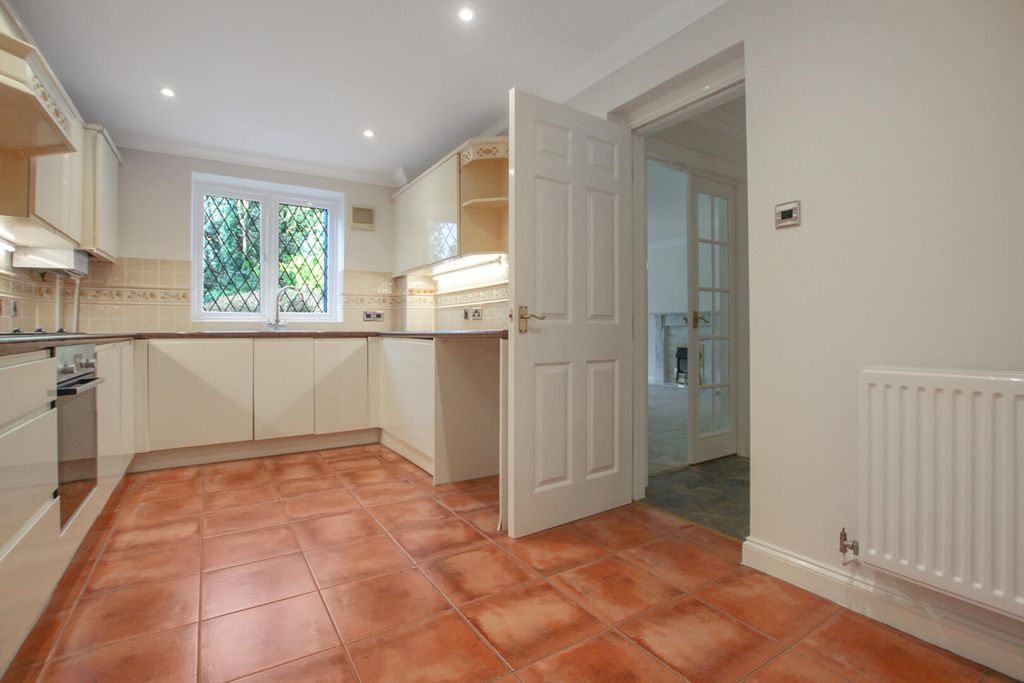 Property photo 3 of 12 Kitchen